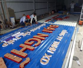 Gia công bảng hiệu chữ mica